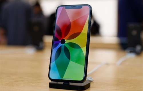 iPhone X. Ảnh: Forbes