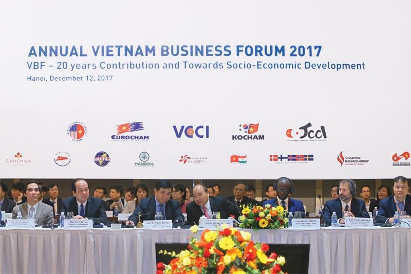 Thủ tướng Chính phủ Nguyễn Xuân Phúc cùng các đại biểu tham dự Diễn đàn VBF 2017 đề cao vai trò của cộng đồng doanh nghiệp trong phát triển kinh tế Việt Nam những thập niên tới. Ảnh: Đức Thanh