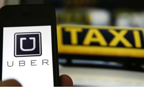 Cuộc cạnh tranh giữa taxi truyền thống và Uber, Grab ngày càng khốc liệt.