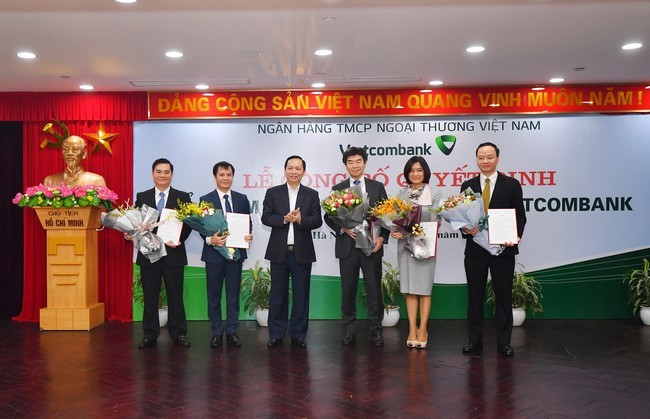 Phó Thổng đốc NHNN Đào Minh Tú chúc mừng các nhân sự cấp cao Vietcombank vừa được bổ nhiệm. Ảnh Vietcombank
