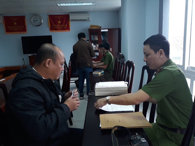 Ông Trương Thanh Tùng (bìa trái), Phó trưởng ban Ban giải tỏa đền bù các dự án đầu tư xây dựng số 2
ẢNH: NGUYỄN TÚ