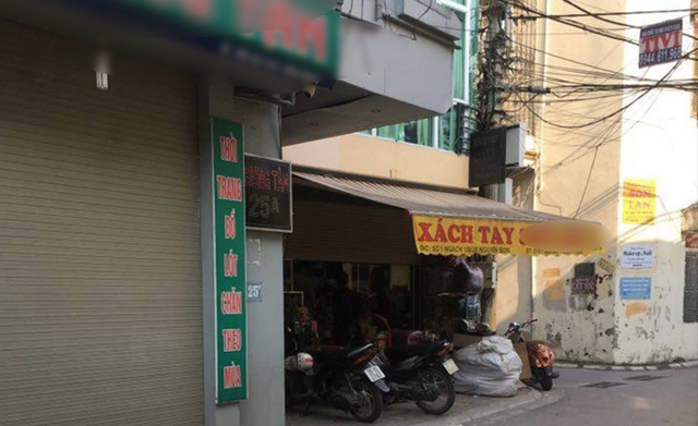 Cả dãy phố bán hàng xách tay ở Long Biên (Hà Nội) vừa qua bị truy quét tạm thời đóng cửa. Ảnh: LĐ