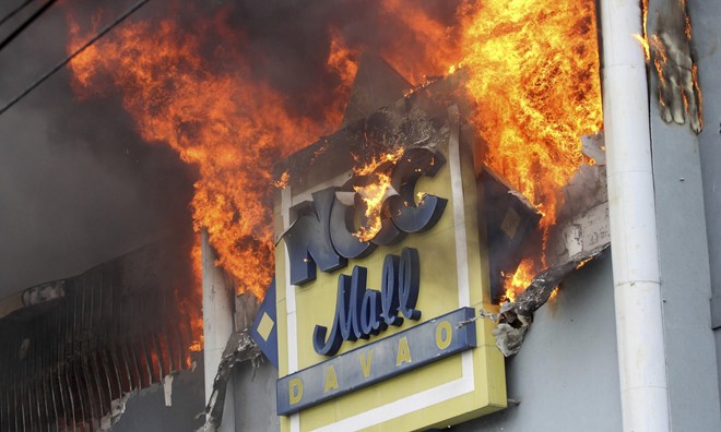 Hàng chục người vẫn mắc kẹt trong vụ hỏa hoạn ở trung tâm mua sắm NCCC và không còn cơ hội sống sót. Ảnh: AP