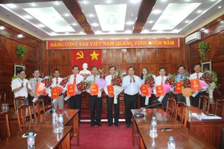 Chủ tịch UBND tỉnh Nguyễn Văn Trăm tặng hoa và trao quyết định bổ nhiệm cho 9 cán bộ. Theo tinhuybinhphuoc.vn