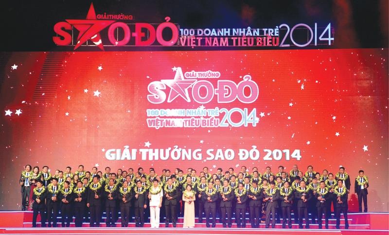 Các thế hệ doanh nhân trẻ Việt Nam tiêu biểu đang góp phần vào sự phát triển của đất nước . Trong ảnh: Lễ trao giải thưởng Sao Đỏ - Doanh nhân trẻ Việt Nam tiêu biểu 2014. Ảnh: Chí Cường