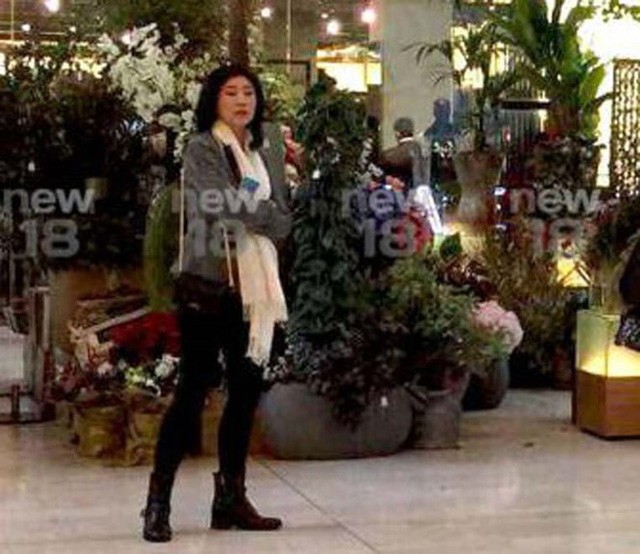 Hình ảnh được cho là bà Yingluck đang mua sắm tại trung tâm thương mại ở London (Ảnh: News TV 18)