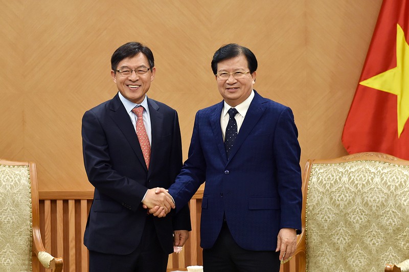 Phó Thủ tướng Trịnh Đình Dũng tiếp Tổng Giám đốc Tổ hợp Samsung tại Việt Nam Shim Won Hwan. Ảnh: VGP/Nhật Bắc