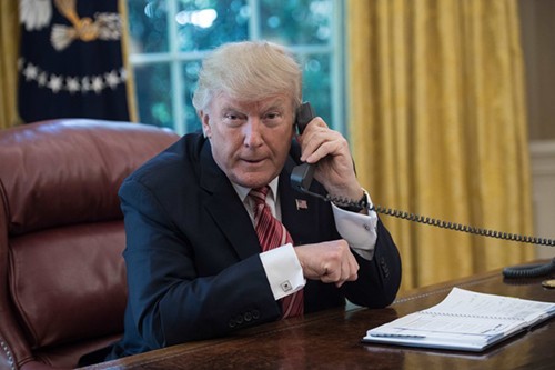 Tổng thống Trump tại văn phòng. Ảnh: AFP