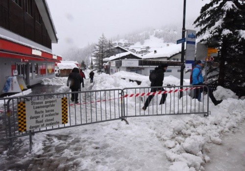 Du khách phớt lờ biển đóng cửa đường sau khi tuyết rơi dày làm hơn 13.000 người mắc kẹt tại khu nghỉ dưỡng Zermatt. Ảnh: AFP.