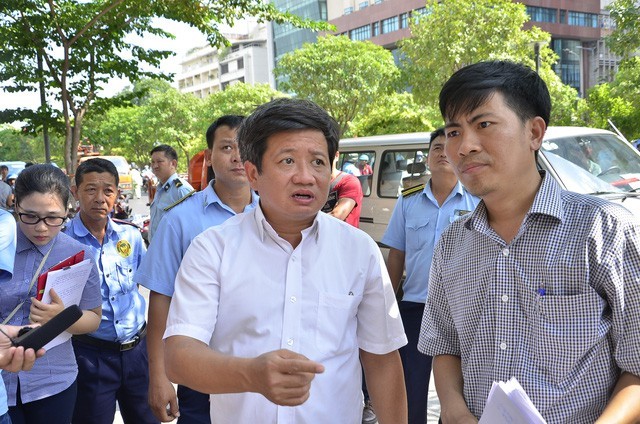 Phó Chủ tịch UBND quận 1 Đoàn Ngọc Hải (áo trắng) bất ngờ nộp đơn xin từ chức