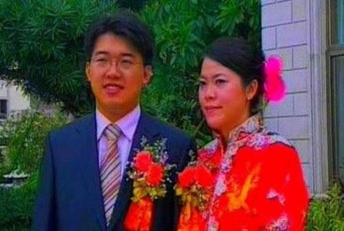 Bức ảnh không rõ thời gian chụp của bà Yang Huiyan và chồng tại lễ cưới. Ảnh: SCMP