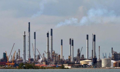 Khu lọc dầu của Shell ở Pulau Bukon, nơi bị đánh cắp một lượng lớn. Ảnh: Straitstimes.