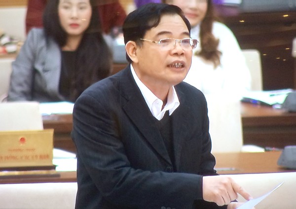 Bộ trưởng Bộ NN&PTNT Nguyễn Xuân Cường trình bày Tờ trình tại phiên họp. VGP/Nguyễn Hoàng