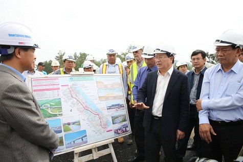 Phó thủ tướng Trịnh Đình Dũng kiểm tra công trường xây dựng tuyến cao tốc Đà Nẵng-Quảng Ngãi ngày 8/12/2017. Ảnh: VGP