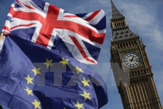 Quốc kỳ Anh và Liên minh châu Âu trong cuộc tuần hành phản đối Brexit tại khu vực Tháp đồng hồ Big Ben ở London, Anh hồi năm 2017. (Nguồn: AFP/TTXVN)