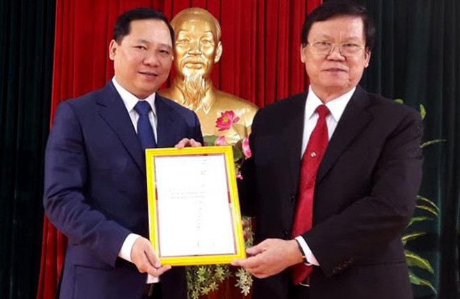 Ông Nguyễn Phi Long, Bí thư TƯ Đoàn (trái), nhận quyết định phân công nhiệm vụ mới . Ảnh: T.Thế