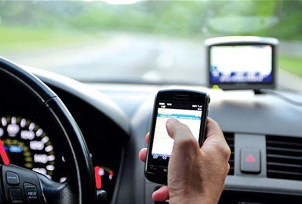 Tài xế vừa lái xe vừa sử dụng điện thoại làm tăng rủi ro về giao thông (ảnh: Việt Hưng)