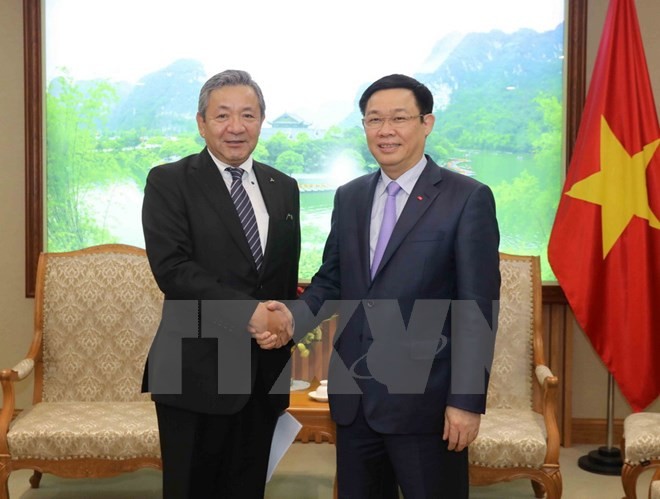 Phó Thủ tướng Vương Đình Huệ tiếp Phó Chủ tịch tập đoàn Mitsubishi Motor Nhật Bản Kozo Shirati. (Ảnh: Phương Hoa/TTXVN)