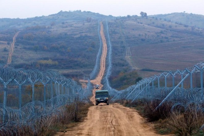 Quân đội Macedonia tuần tra gần biên giới với Hy Lạp. Ảnh: Reuters.