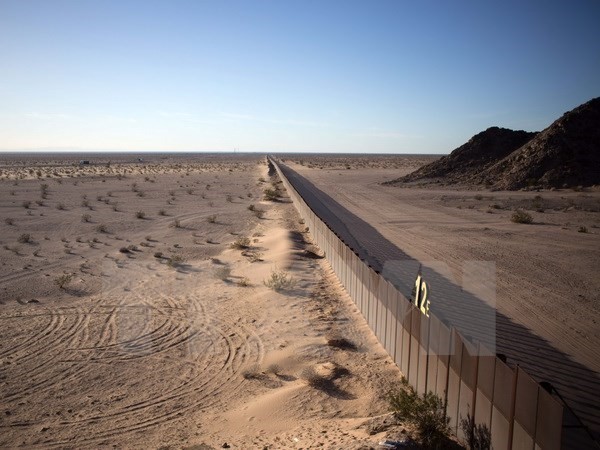 Hàng rào biên giới Mỹ-Mexico ở San Luis Rio Colorado, bang Sonora (Mỹ). (Nguồn: AFP/TTXVN)