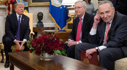 Trump (trái) gặp lãnh đạo đảng Dân chủ tại Thượng viện Schumer (phải) tại Nhà Trắng. Ảnh: CNN.