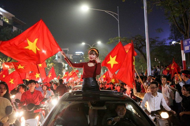 Người hâm mộ Hà Nội xuống đường sau khi U23 Việt Nam chiến thắng trong trận bán kết, thẳng tiến vào chung kết.