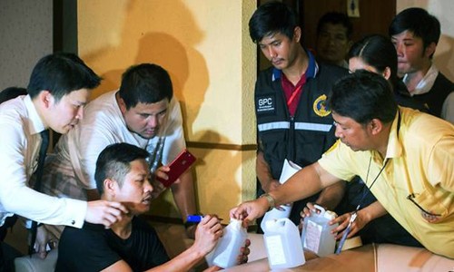 Cảnh sát Thái Lan kiểm tra mẫu nước tại một cơ sở massage ở thủ đô Bangkok. Ảnh: AFP.