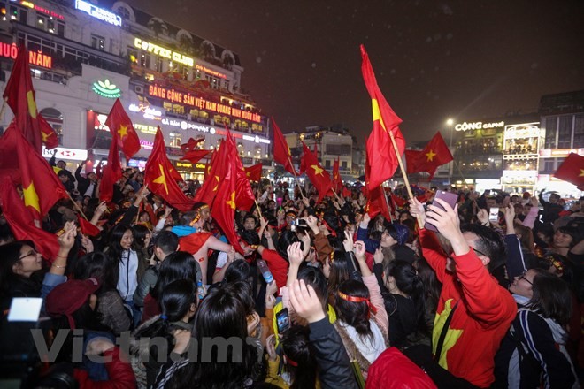 Người hâm mộ vẫn đổ ra đường ăn mừng sau trận thua của U23 Việt Nam
