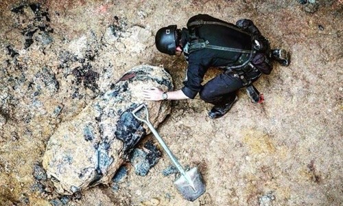 Quả bom được phát hiện tại một công trường xây dựng ở khu Wan Chai. Ảnh: SCMP.