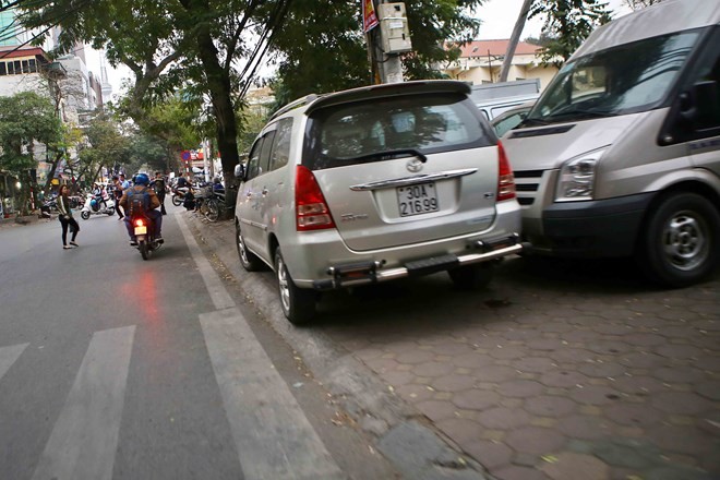 Tận dụng triệt để vỉa hè làm nơi đỗ xe trên phố Trần Bình Trọng. (Ảnh: Minh Quyết/TTXVN)