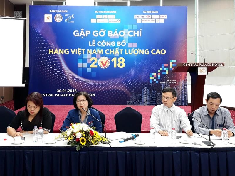 Bà Vũ Kim Hạnh cho biết, trong 640 doanh nghiệp đạt chứng nhận năm nay có cả Công ty cổ phần Kỹ nghệ thực phẩm Việt Sin, từng bị thu hồi giấy chứng nhận HVNCLC hồi tháng 8/2016.