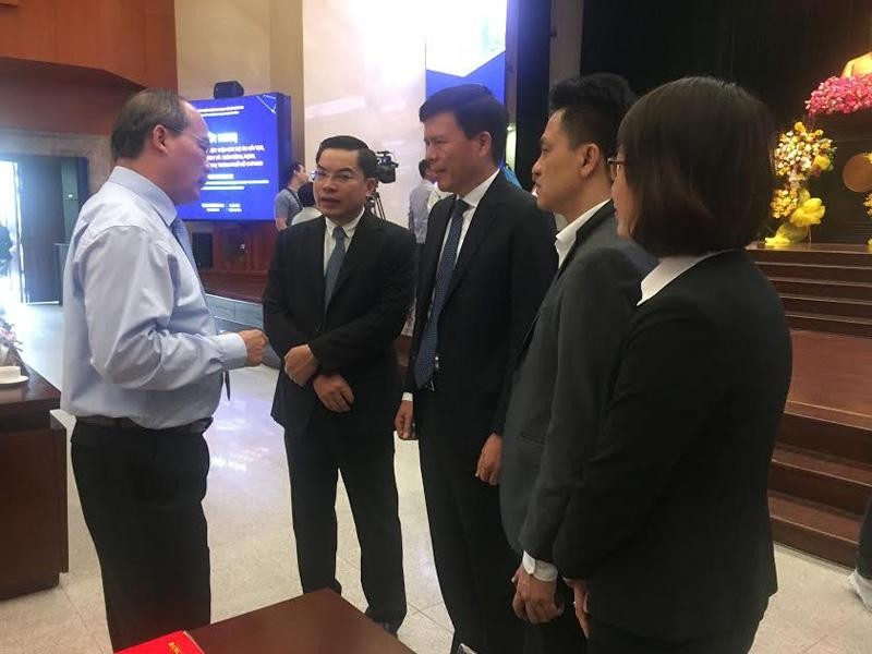 Bí thư Thành ủy Nguyễn Thiện Nhân trao đổi với các đại biểu tại Hội nghị.