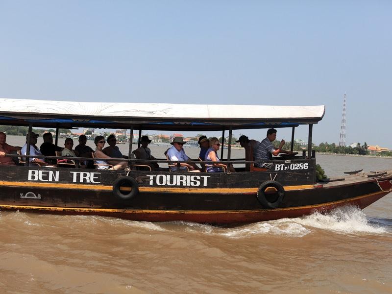 Tái cơ cấu ngành du lịch là lộ trình dài, nên cần đưa ra mục tiêu ngắn, trung và dài hạn.Trong ảnh: Du khách tham gia tour du lịch sông nước Bến Tre.
