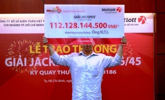 Đứng trú mưa, ông N.T.L (quê Đồng Nai) mua vé số cho vui thì trúng độc đắc hơn 112 tỷ đồng