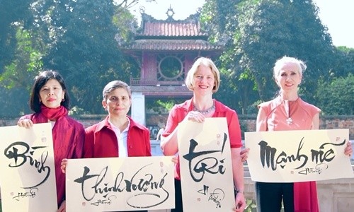 4 nữ đại sứ tại Việt Nam cùng chúc mừng năm mới Mậu Tuất
