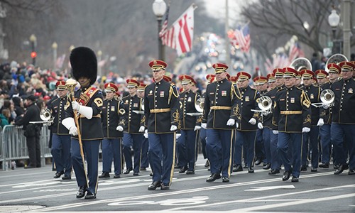 Quân nhạc Mỹ diễu hành dọc đại lộ Pennsylvania trong lễ nhậm chức của Tổng thống Donald Trump vào ngày 20/1/2017. Ảnh: Quân đội Mỹ. 