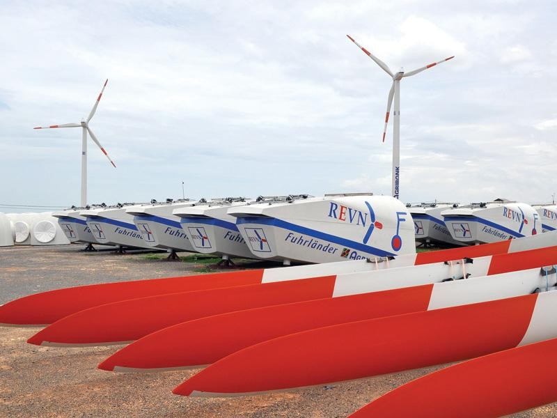Việc triển khai các giải pháp tiết kiệm năng lượng giúp doanh nghiệp nâng cao hiệu quả sản xuất, kinh doanh. Trong ảnh: Nhà máy điện gió tại tỉnh Ninh Thuận.