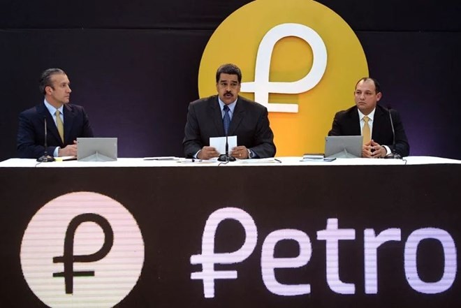Tổng thống Venezuela Nicolas Maduro (giữa) không cho biết thêm chi tiết về giá hay lượng vàng hậu thuẫn cho đồng tiền điện tử mới. (Nguồn: AFP/Getty Images)