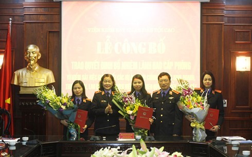 Phó Viện trưởng VKSND tối cao Nguyễn Thị Thủy Khiêm trao quyết định bổ nhiệm chức vụ lãnh đạo cấp phòng Vụ 10 VKSND tối cao