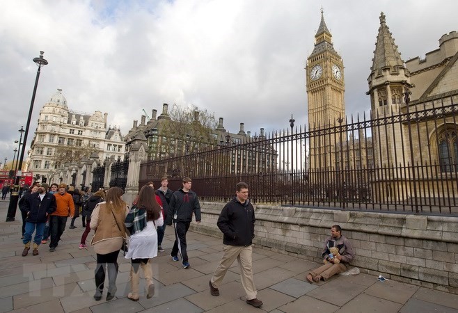 Người dân Anh tại khu vực tòa nhà Quốc hội Anh ở London. (Nguồn: AFP/TTXVN)