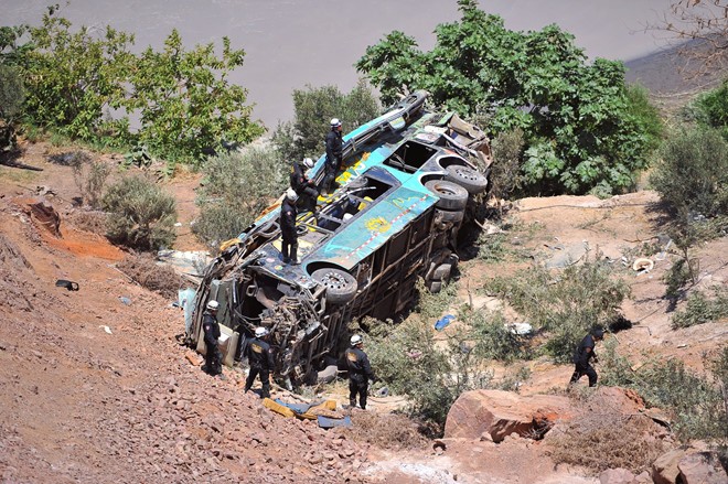 Hiện trường vụ tai nạn xe buýt ở Peru ngày 21/2. Ảnh: Reuters.