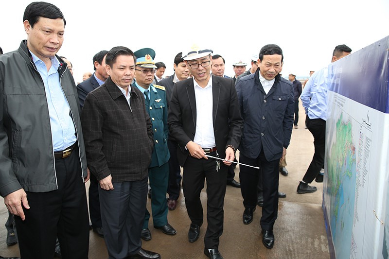 Bộ trưởng Bộ GTVT Nguyễn Văn Thể và lãnh đạo tỉnh Quảng Ninh thị sát công tác thi công Cảng hàng không quốc tế Vân Đồn