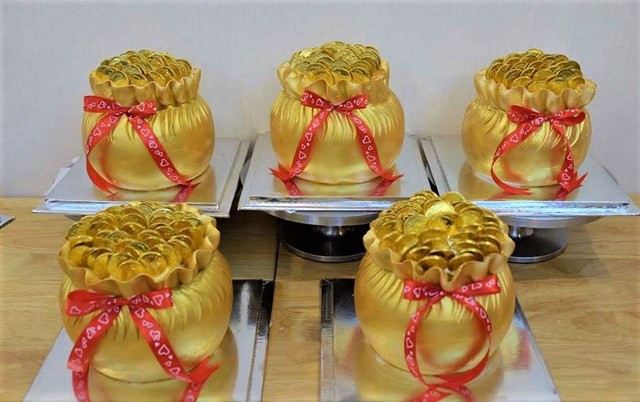 Bánh hũ vàng có giá từ 300.000 - 500.000 đồng/chiếc.