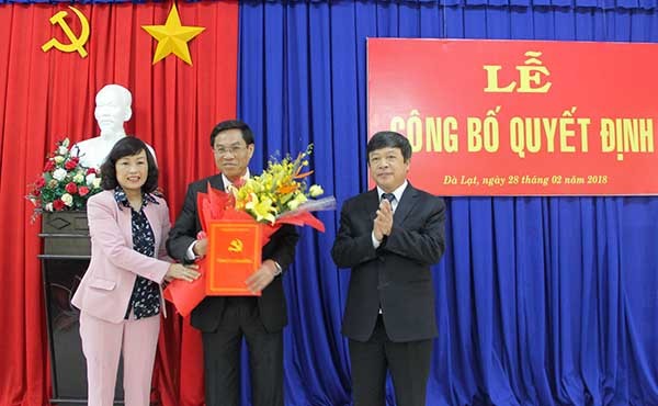 Chủ tịch UBND tỉnh Lâm Đồng trao quyết định cho ông Võ Ngọc Hiệp. Ảnh báo Lâm Đồng