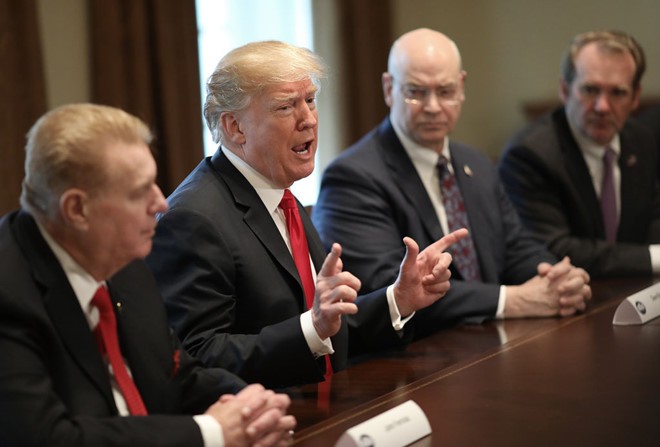Tổng thống Trump tuyên bố mức thuế trong cuộc gặp với các nhà sản xuất nhôm thép của Mỹ hôm 1/3. Ảnh: AFP.