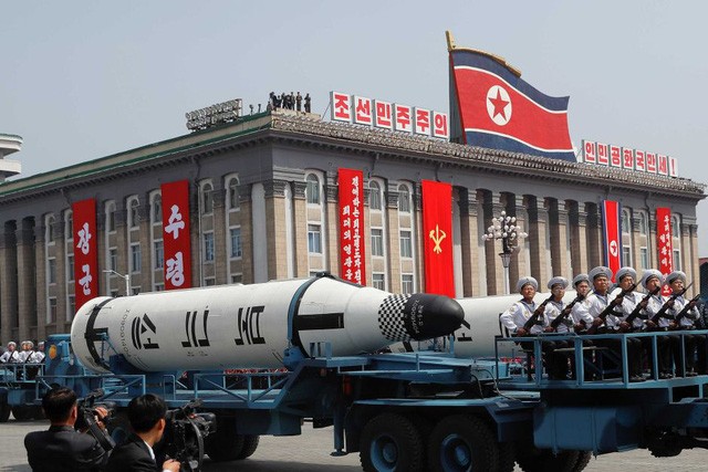 Tên lửa Triều Tiên tham gia duyệt binh ở thủ đô Bình Nhưỡng (Ảnh: Reuters)