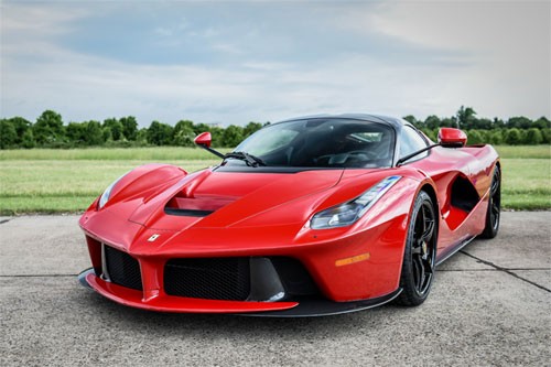 Một khách hàng bị nêu đích danh trong vụ kiện khi được cho là trả tiền để tua ngược công-tơ-mét mẫu Ferrari LaFerrari đời 2015 nhằm nâng giá trị xe khi bán lại.