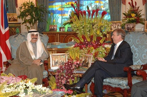 Tỷ phú Maan al-Sanea (trái) trong cuộc gặp hoàng tử Andrew nước Anh vào 2007. Ảnh: Reuters.