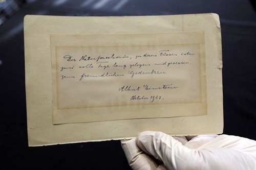 Bức thư tình của thiên tài vật lý Albert Einstein. Ảnh: AFP.