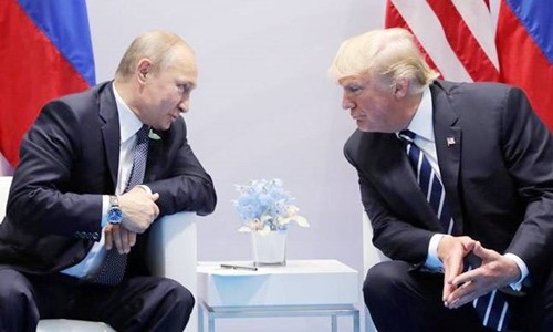 Putin (trái) và Trump gặp nhau tại G20 ở Đức năm 2017. Ảnh: Reuters.